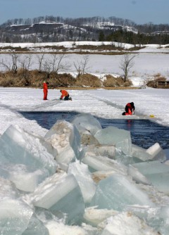 cutting ice floes to search for underwater UXO