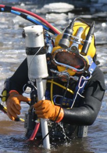 diver with metal detector adapted for UXO location